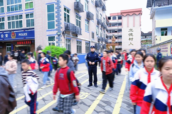 这个“没门”的派出所，成了家长最放心的“托儿所”