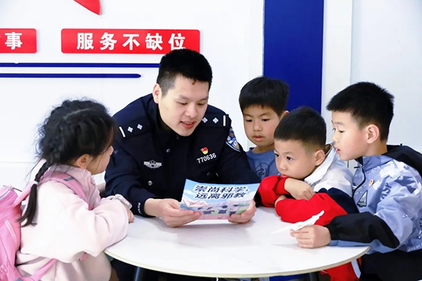 这个“没门”的派出所，成了家长最放心的“托儿所”