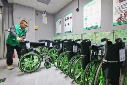 东单站北京市首个地铁“共享轮椅便民服务驿站”