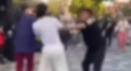 迪士尼游客因劝阻吸烟遭掌掴、脚踢！客服回应称园区没有禁烟，有专属吸烟点