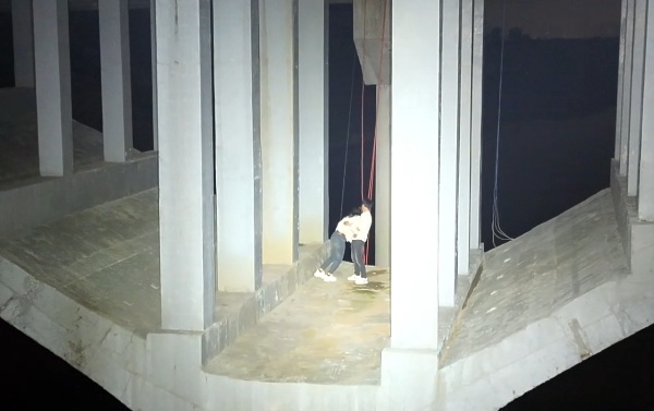 小情侣凌晨1点被困桥洞，消防员索降到二人身边时，他们仍在争执.....