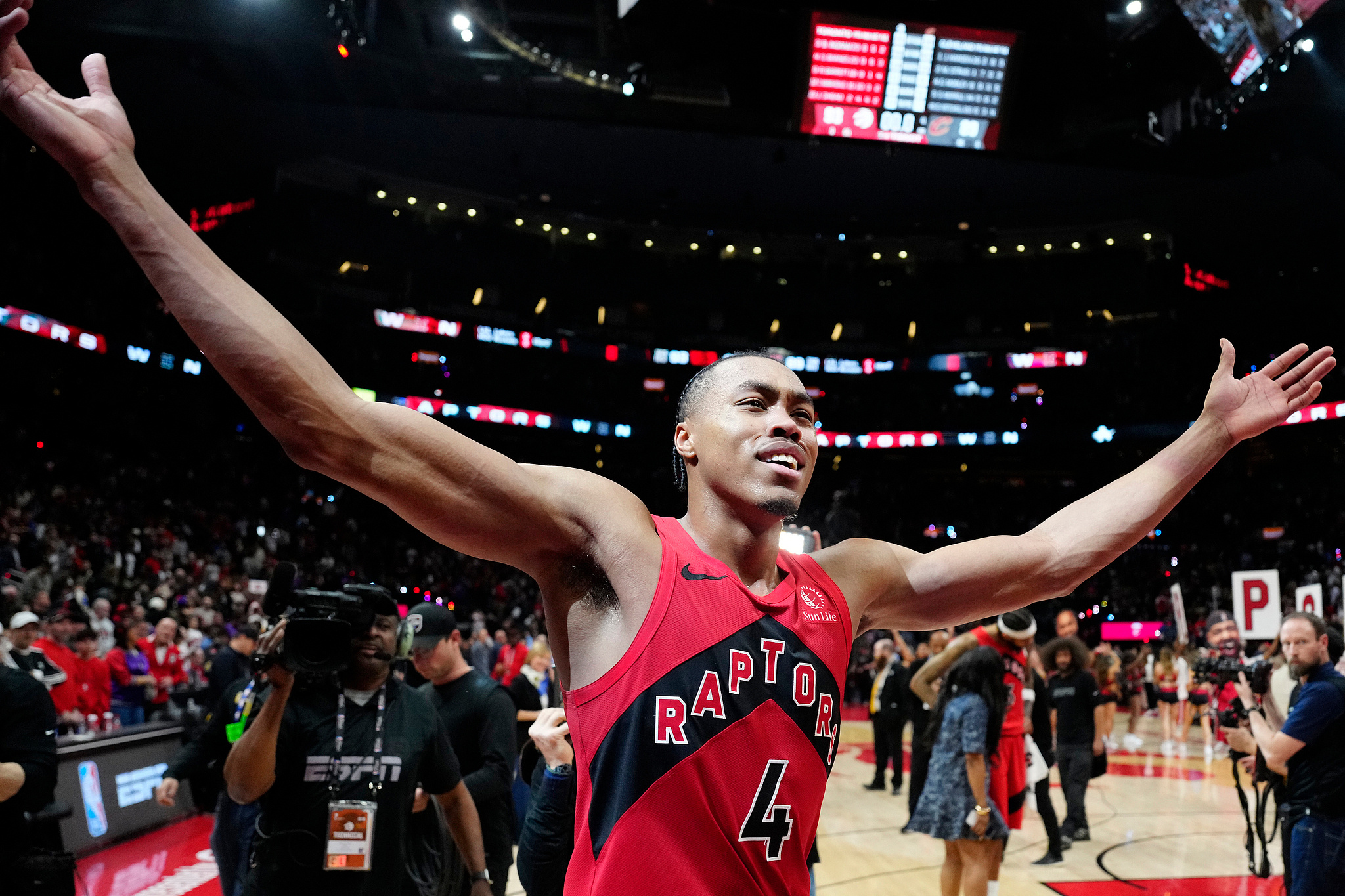 巴恩斯23+9英格拉姆23+6 猛龙险胜骑士扳平总比分