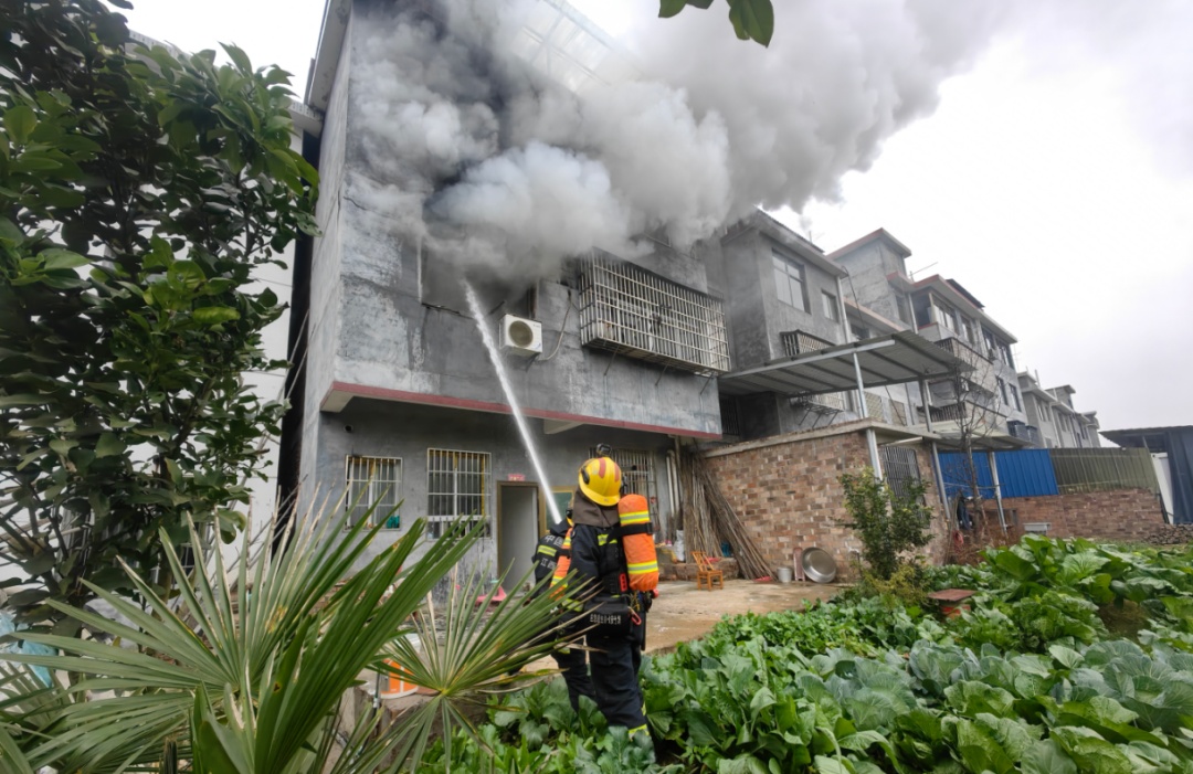 奶奶在做饭，3岁孙子却悄悄做了这件事……结果10人被困火场！