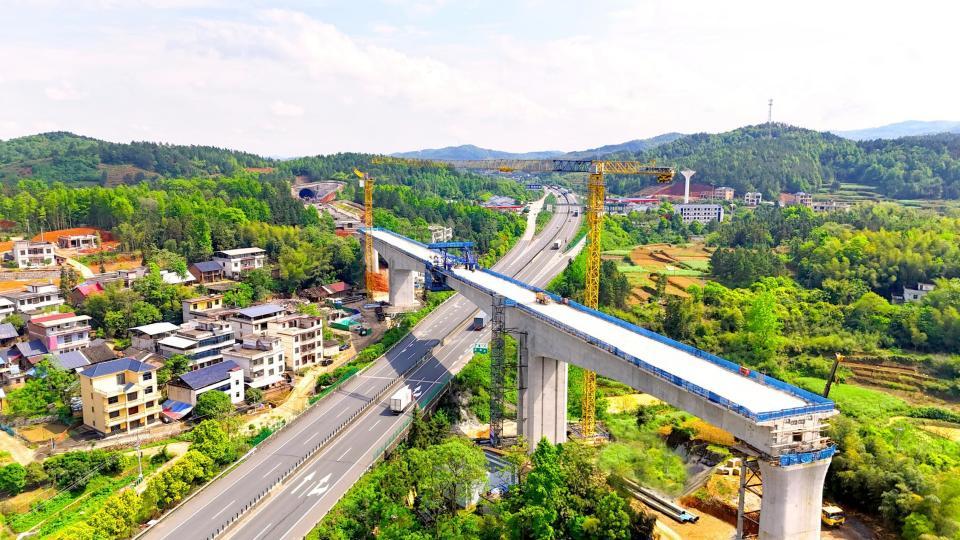 邵永铁路跨高速特大桥主跨顺利合龙，建成后将成连接湘中与湘南的交通动脉