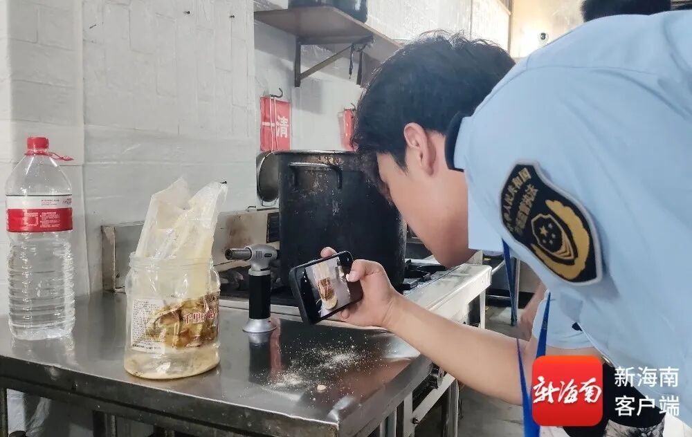 果盘店水果发霉、库房蟑螂爬上食材……海口下架84家问题外卖店→