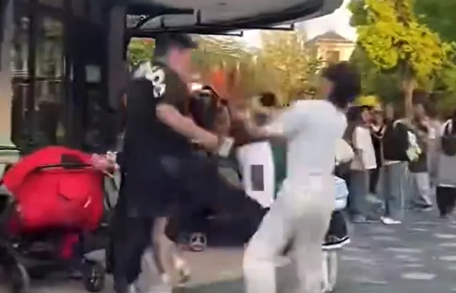 迪士尼游客因劝阻吸烟遭掌掴、脚踢！客服回应称园区没有禁烟，有专属吸烟点