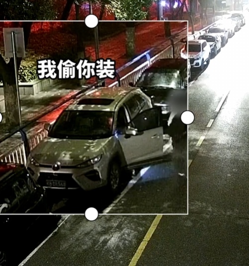 迷惑行为→偷衣试穿还拍照，两男子“自嗨式盗窃”画面全记录