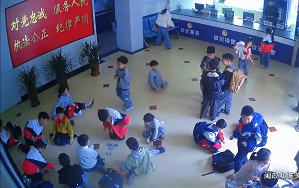 这个“没门”的派出所，成了家长最放心的“托儿所”