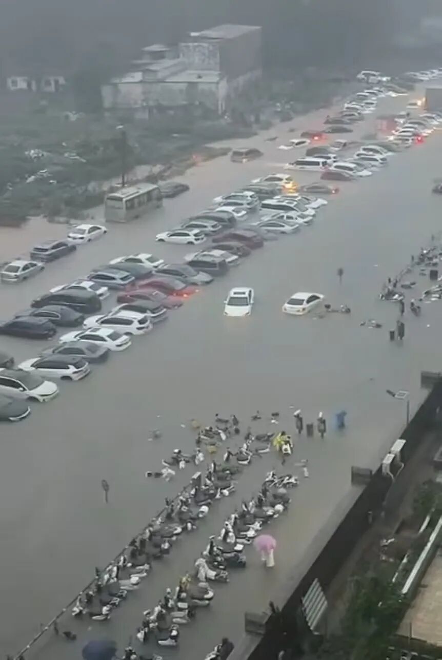 广西钦州遭遇强降雨，车辆被淹房屋进水车库倒灌； 气象局： 预计今天午后暴雨减弱