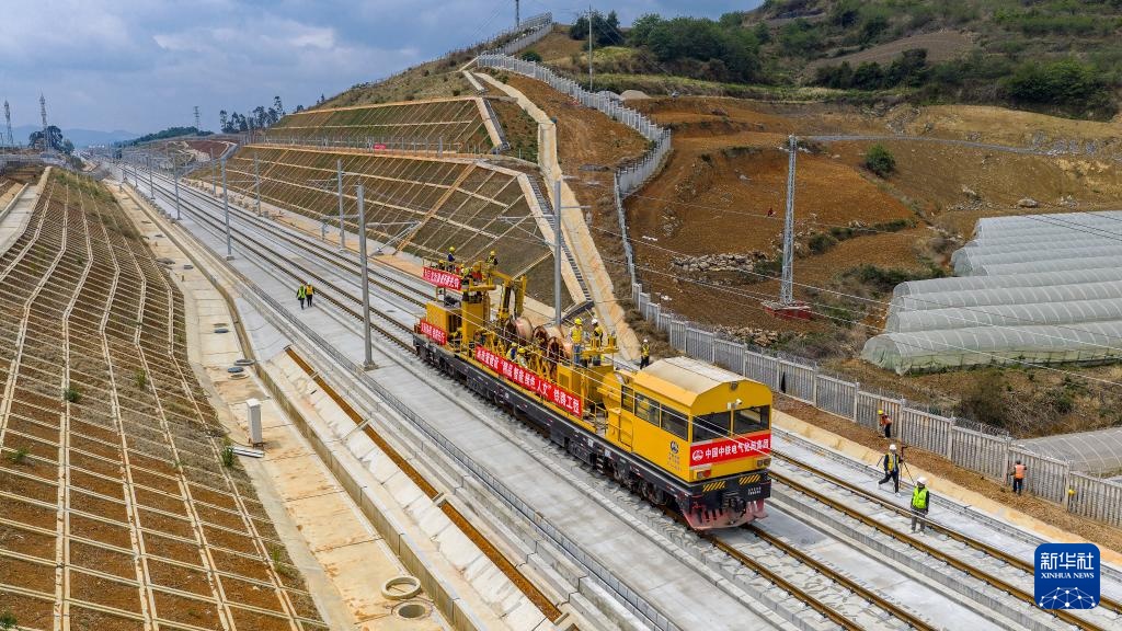 渝昆高铁云南段首条接触网导线成功架设