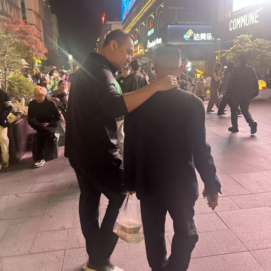 民警下班约会中，顺手抓了一个嫌疑人！