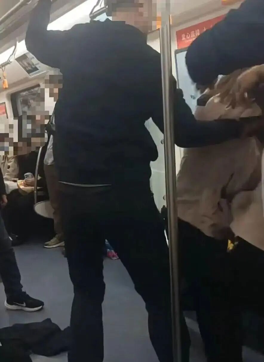 沈阳地铁通报“3名乘客发生肢体冲突”：警方介入处理并达成和解