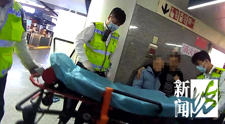 上海地铁站内，老人突然嘴唇发紫瘫坐在地！3分钟生死救援展开！