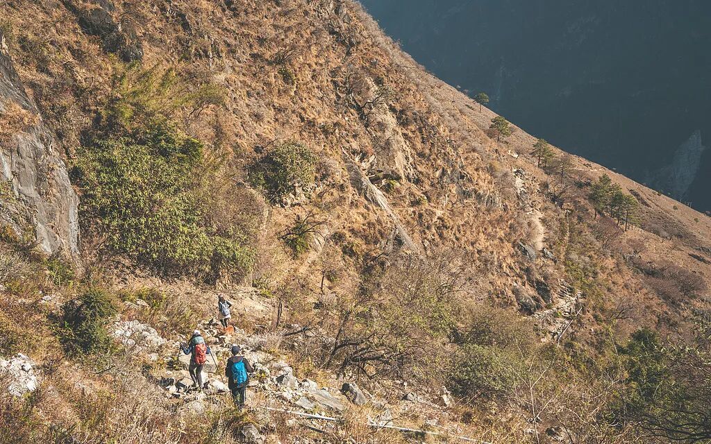 无证也能当领队 户外活动组织乱象频出 央视记者调查→