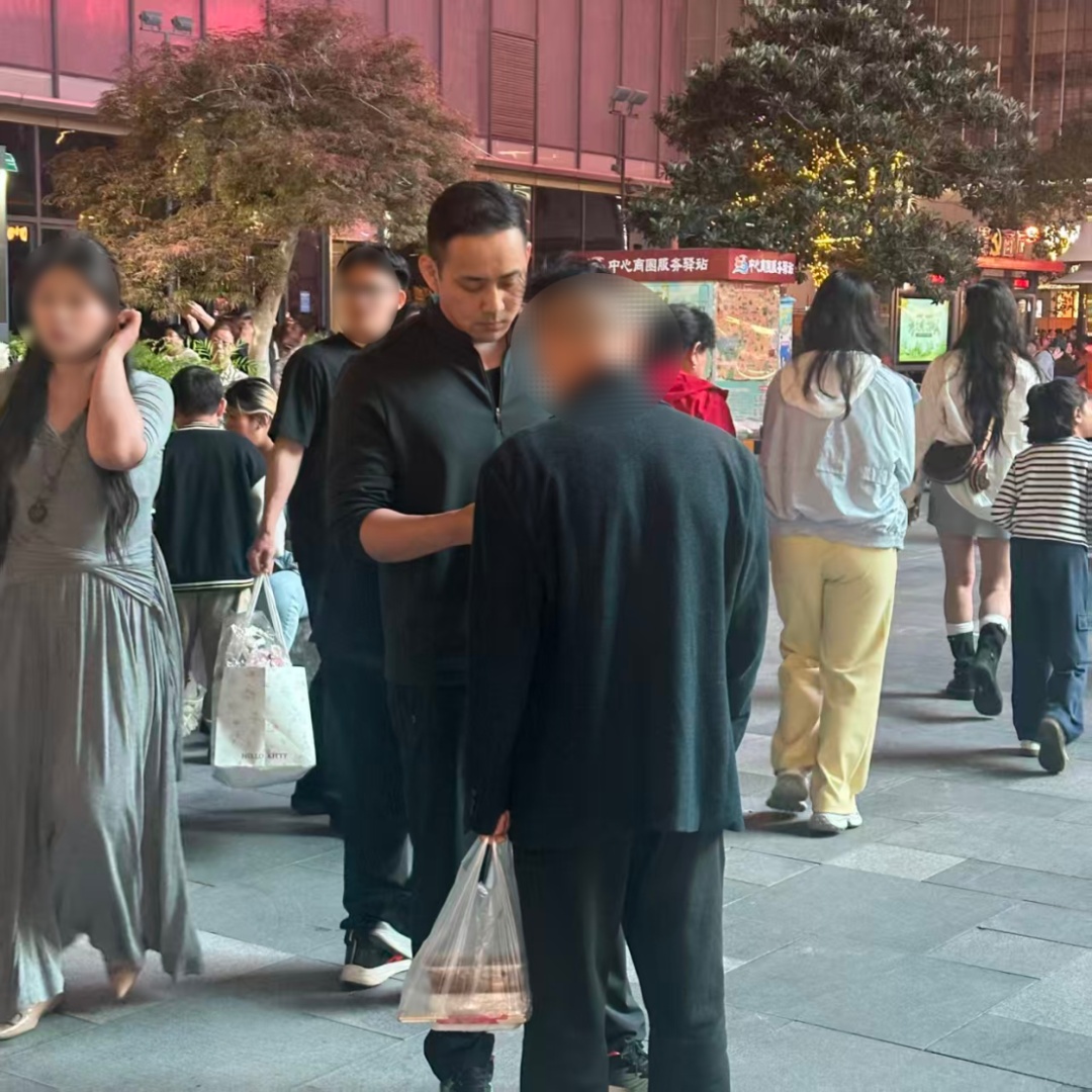 民警下班约会中，顺手抓了一个嫌疑人！