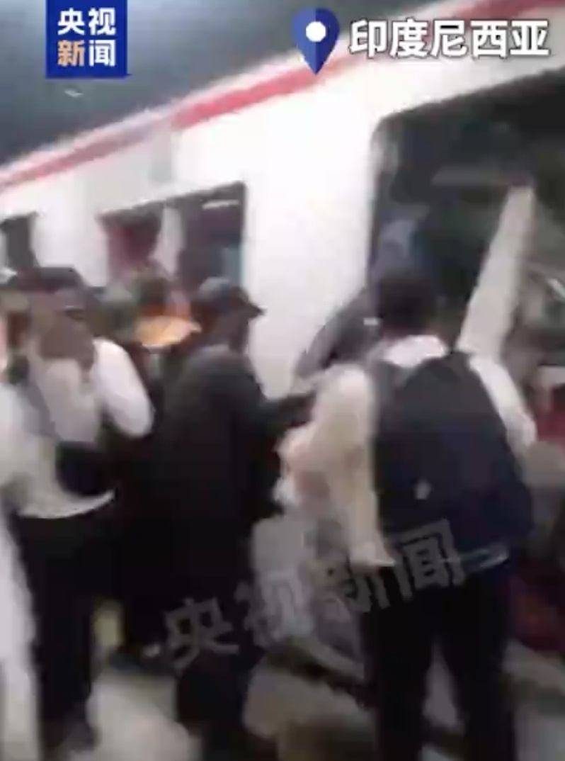 印度尼西亚火车与电车相撞，乘客从车窗逃生，伤亡人数不明