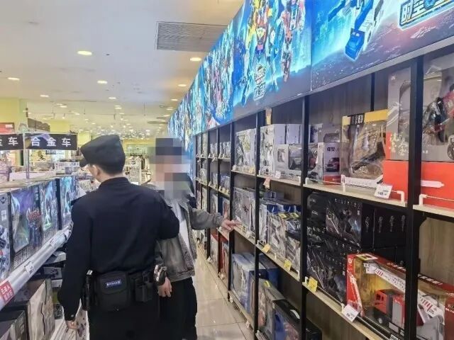 把超市当“免费仓库”！杭州小夫妻带3岁孩子多次在超市“零元购”