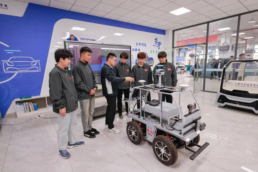 江苏技校“大学生班”火了：18人“回炉”1年，100%通过高级工考试