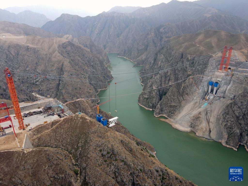 兰永临高速公路洮河特大桥主拱吊装启动