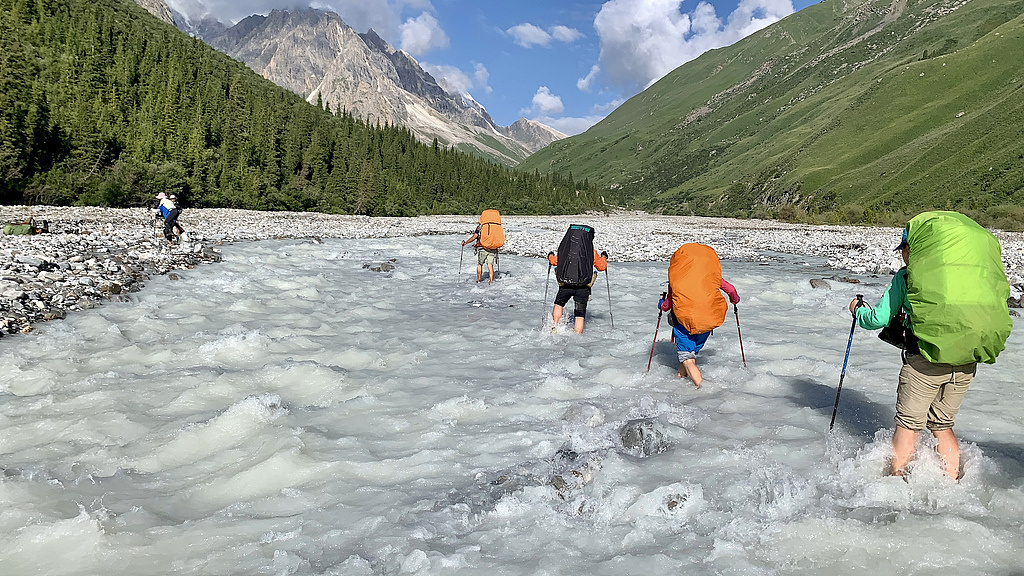 无证也能当领队 户外活动组织乱象频出 记者调查→