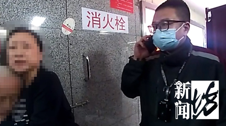 上海地铁站内，老人突然嘴唇发紫瘫坐在地！3分钟生死救援展开！