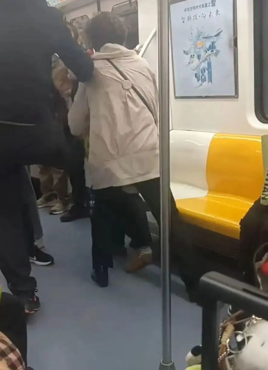 沈阳地铁通报“3名乘客发生肢体冲突”：警方介入处理并达成和解