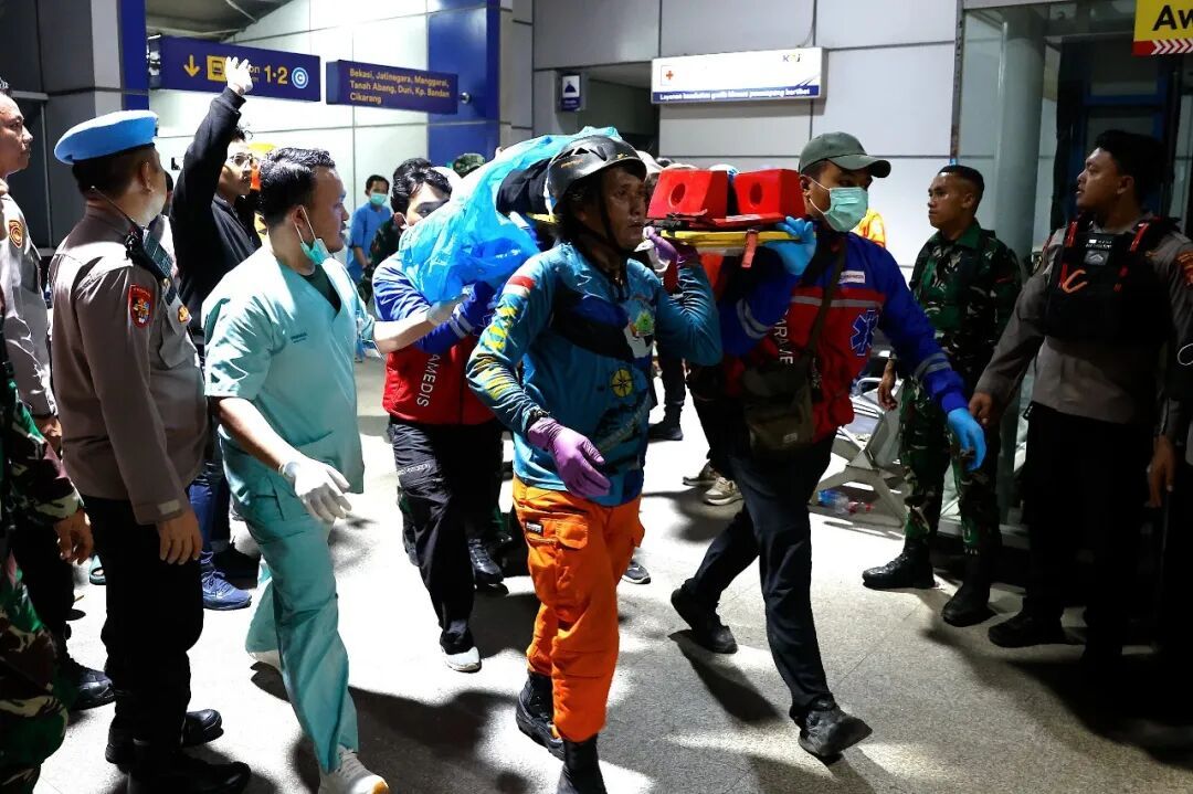 直击救援现场：印尼列车碰撞事故已致7死81伤