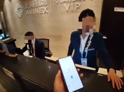 承受异样眼光！女子花钱踩坑：场面十分尴尬！上海浦东机场：严禁这种行为