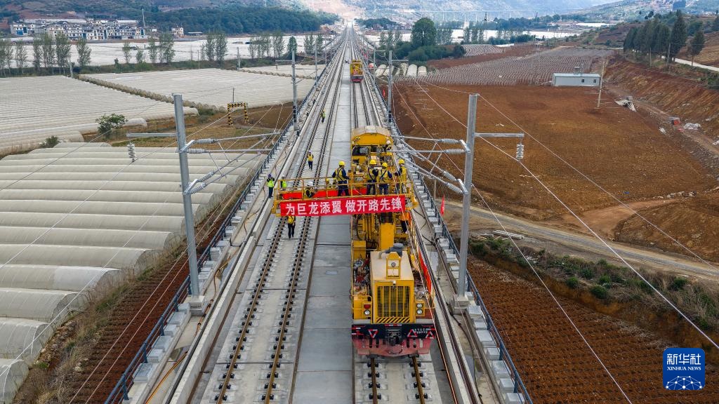 渝昆高铁云南段首条接触网导线成功架设