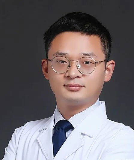 夫妻俩跪地上演“教科书式”急救！90后夫妻紧急联手4分钟……网友狂赞：一看就很厉害