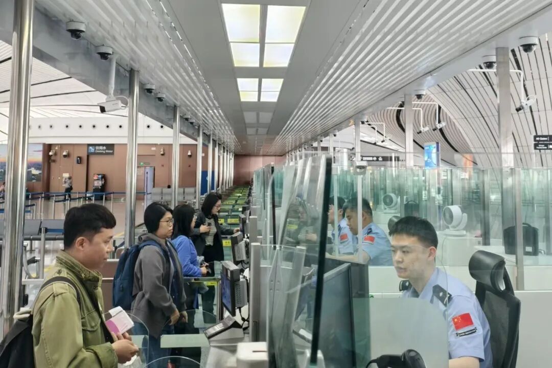 大兴边检民警一眼识破双胞胎证件冒用骗局