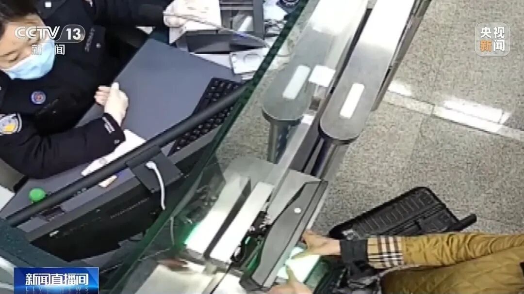 双胞胎妹妹冒用姐姐护照出境，民警通过一颗痣识破，姐妹俩双双被罚