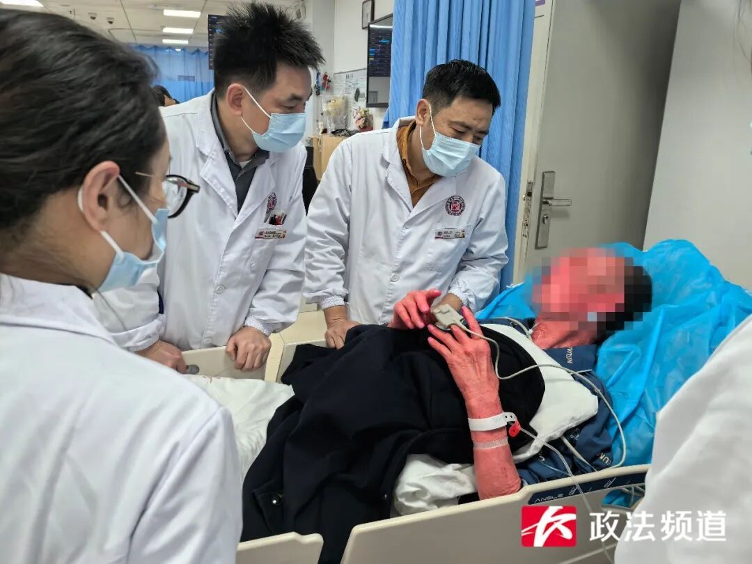 险！老人误服红色染料变“小红人”