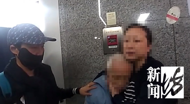 上海地铁站内，老人突然嘴唇发紫瘫坐在地！3分钟生死救援展开！