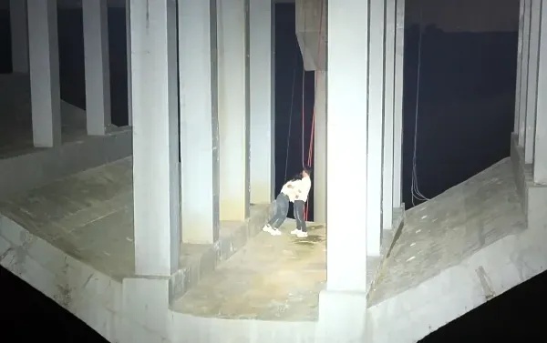 一个敢跳一个敢跟！情侣凌晨一点被困桥洞，消防员紧急索降一看：还在吵……