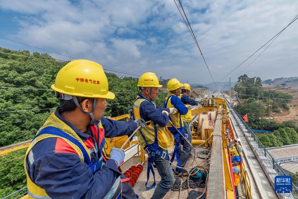 渝昆高铁云南段首条接触网导线成功架设