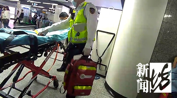 上海地铁站内，老人突然嘴唇发紫瘫坐在地！3分钟生死救援展开！