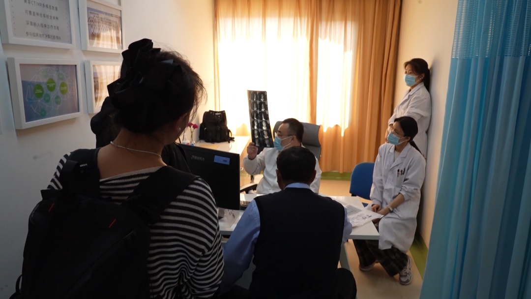 电动车事故保命关键是头盔！神经外科主任告诉你：必须戴头盔