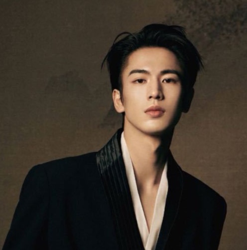 “曝张凌赫低血糖摔倒”登上热搜，工作室最新回应来了