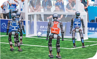 从蹒跚学步到屡屡夺冠，机器人如何踢足球？