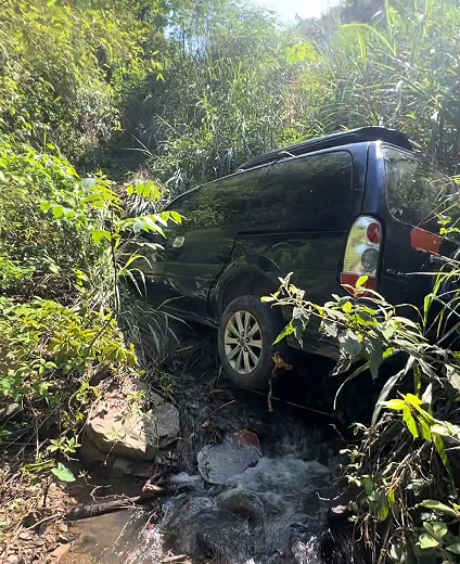 江西一男子连人带车坠崖冷静自救毫发无伤，车还能打着火，网友：劫后逃生必有后福