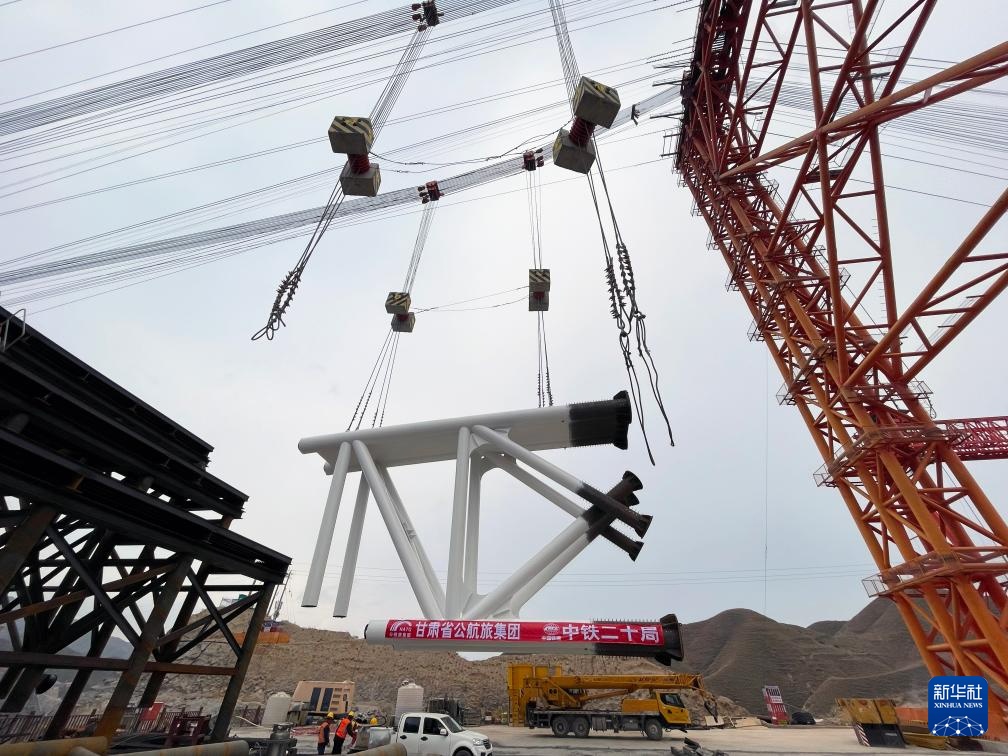 兰永临高速公路洮河特大桥主拱吊装启动