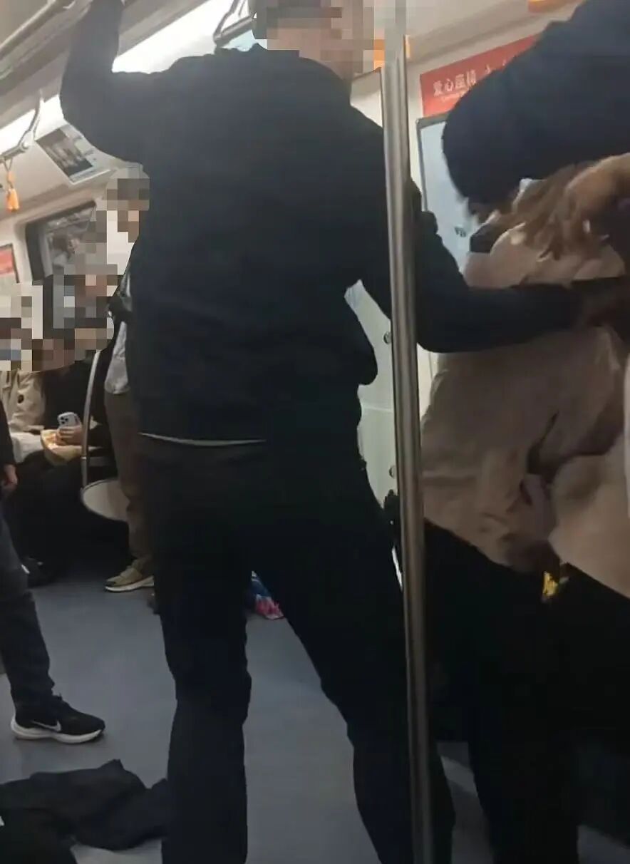 离谱 | 因抢座引发冲突！两个老人踢一女生，还抢手机？警方回应！