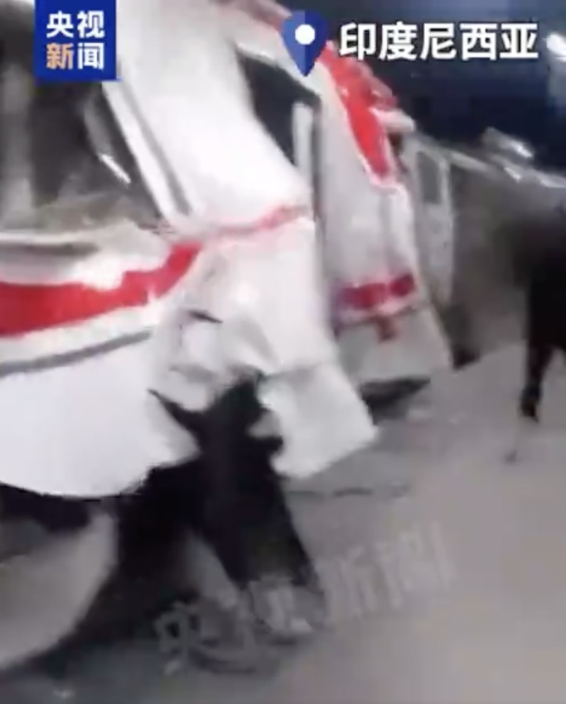 印度尼西亚火车与电车相撞，乘客从车窗逃生，伤亡人数不明