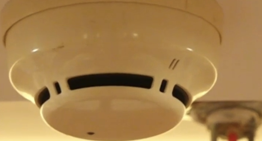 细思极恐！办公室暗藏针孔摄像头，哺乳期员工被偷拍，法院判了！