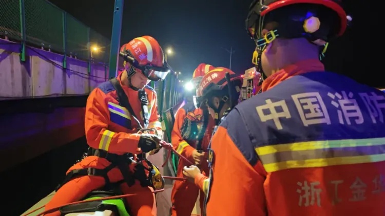 一个敢跳一个敢跟！情侣凌晨一点被困桥洞，消防员紧急索降一看：还在吵……