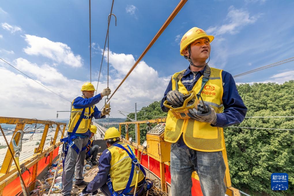 渝昆高铁云南段首条接触网导线成功架设