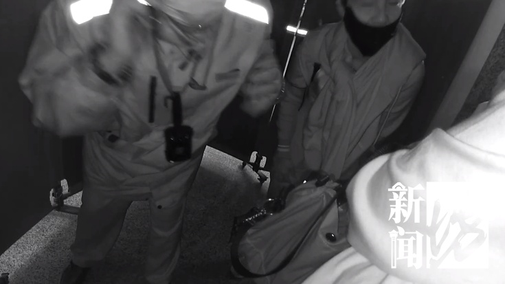 上海地铁站内，老人突然嘴唇发紫瘫坐在地！3分钟生死救援展开！