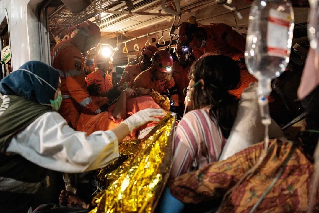 直击救援现场：印尼列车碰撞事故已致7死81伤