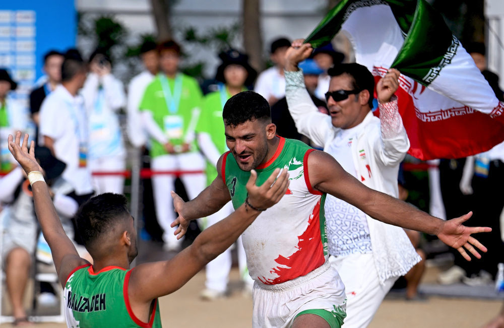 亚沙会｜夺得沙滩卡巴迪男子金牌后，伊朗选手跪地亲吻国旗